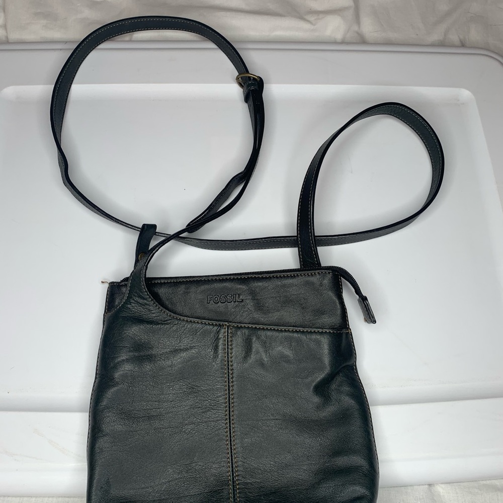 Fossil small crossbody, adjustable strap, 2outside pockets, 1 inside zip pocket